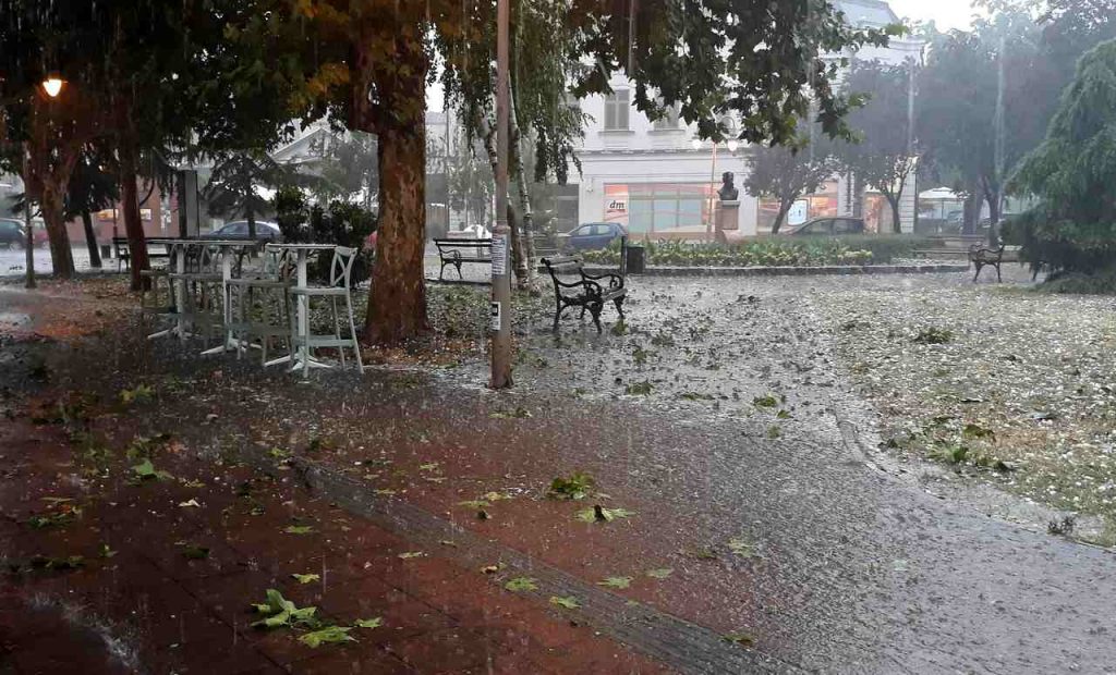 Jako nevreme pogodilo Srbiju: Apeli da se ne kreće na put