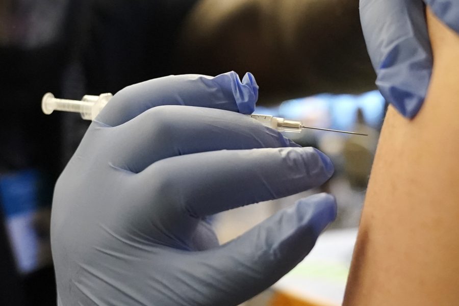 "The fourth dose of the vaccine increases the number of antibodies five times": Israeli Prime Minister on a new decision to fight the pandemic thumbnail