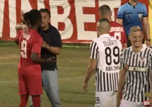 (VIDEO) Vlasnik kluba utrčava u teren da otera jednog igrača od lopte: Komična završnica bugarskog prvenstva