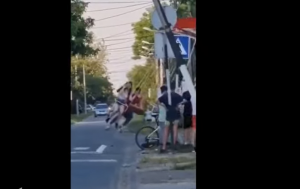 (VIDEO) Zabava opasna po život u Ovči: “Ringišpil na ulici – automobili prolaze dok se deca iznad njih vrte”