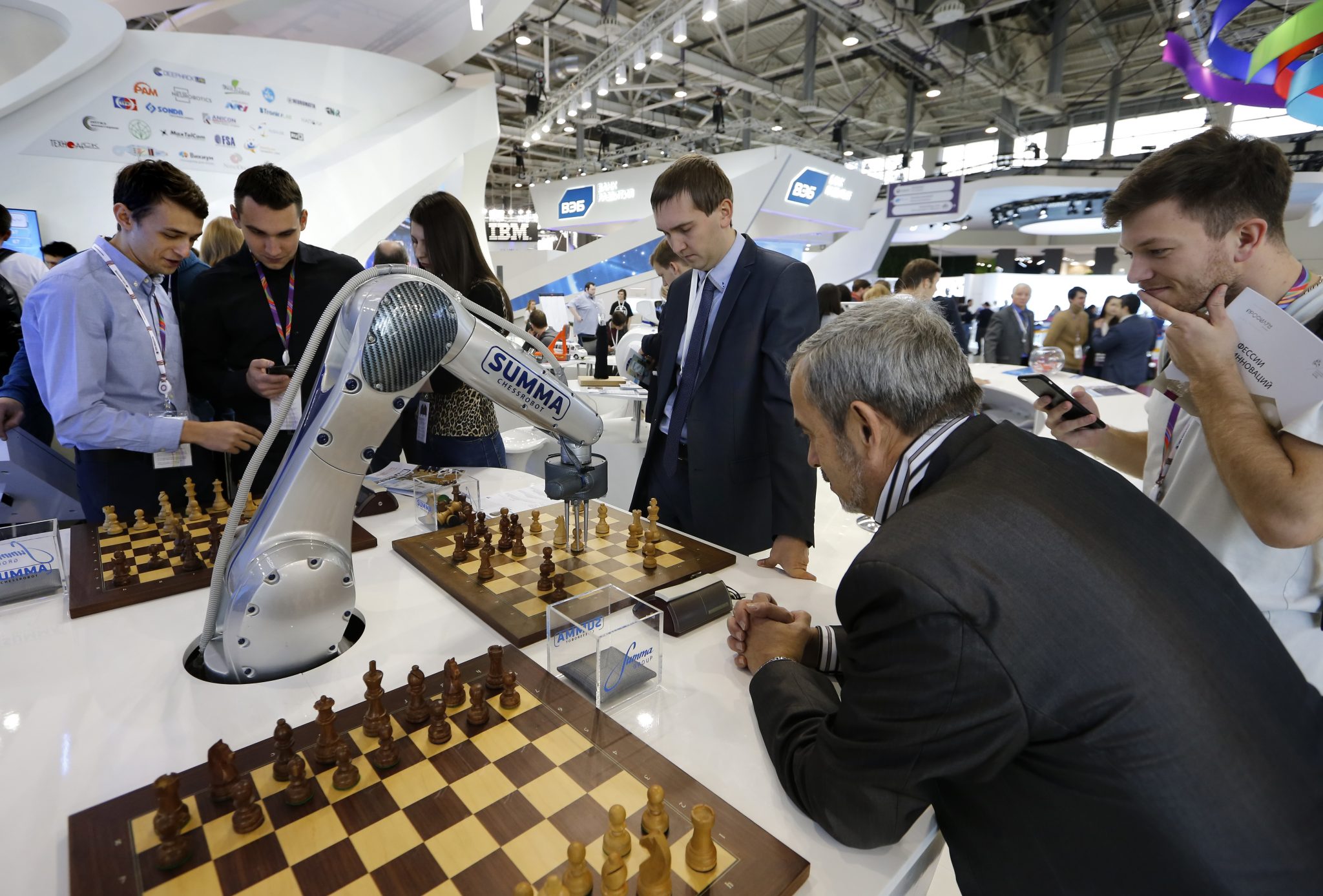 робот играющий в шахматы. шахматный робот. робот из шахмат. Chesska, kuka (роботы-шахматисты). шахматный робот.