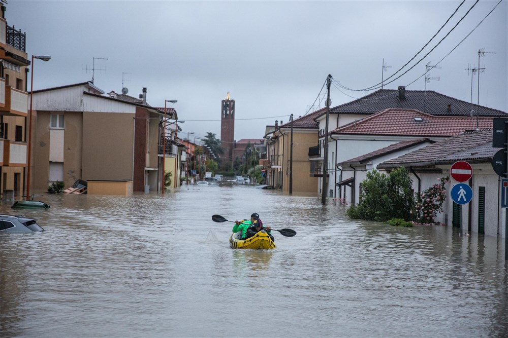 Alluvioni si sono verificate anche in Italia, centinaia di persone sono state sfollate