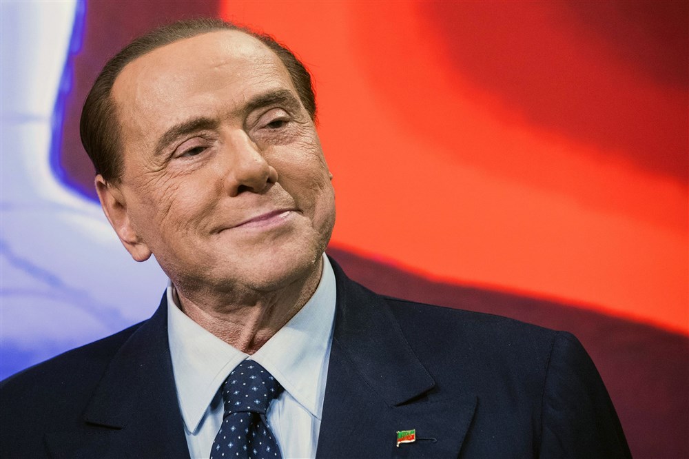 Rivoluzionario televisivo, uomo di spettacolo, maestro dello scandalo e politico italiano più influente dai tempi di Mussolini: tanti, anche per Silvio