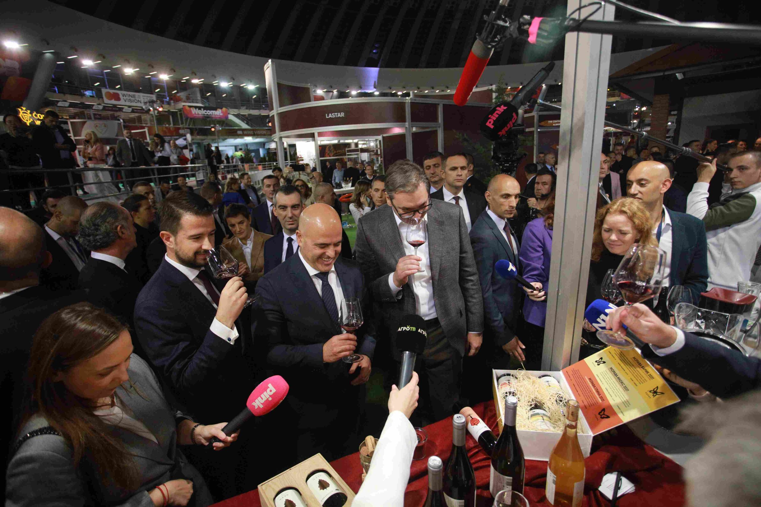Milatović i Vučić na sajmu vina
