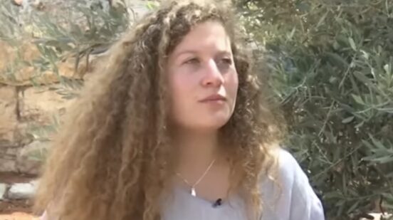 Ahed Tamimi, aktivistkinja koja je nekoliko meseci provela u izraelskom zatvoru, zbog suprotstavljanja izraelskim vojnicima