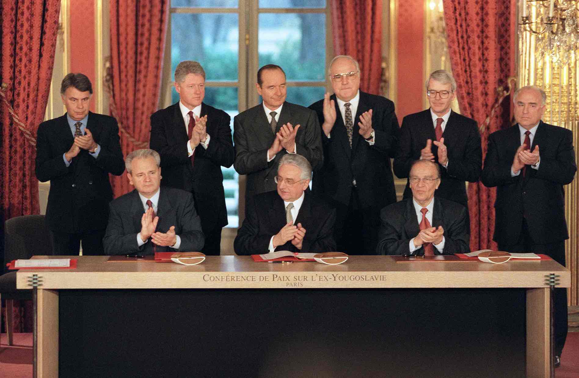 Dejtonski sporazum, posle tronedeljnih pregovora, parafirali su tadašnji predsednici Srbije Slobodan Milošević, Hrvatske Franjo Tuđman i BiH Alija Izetbegović