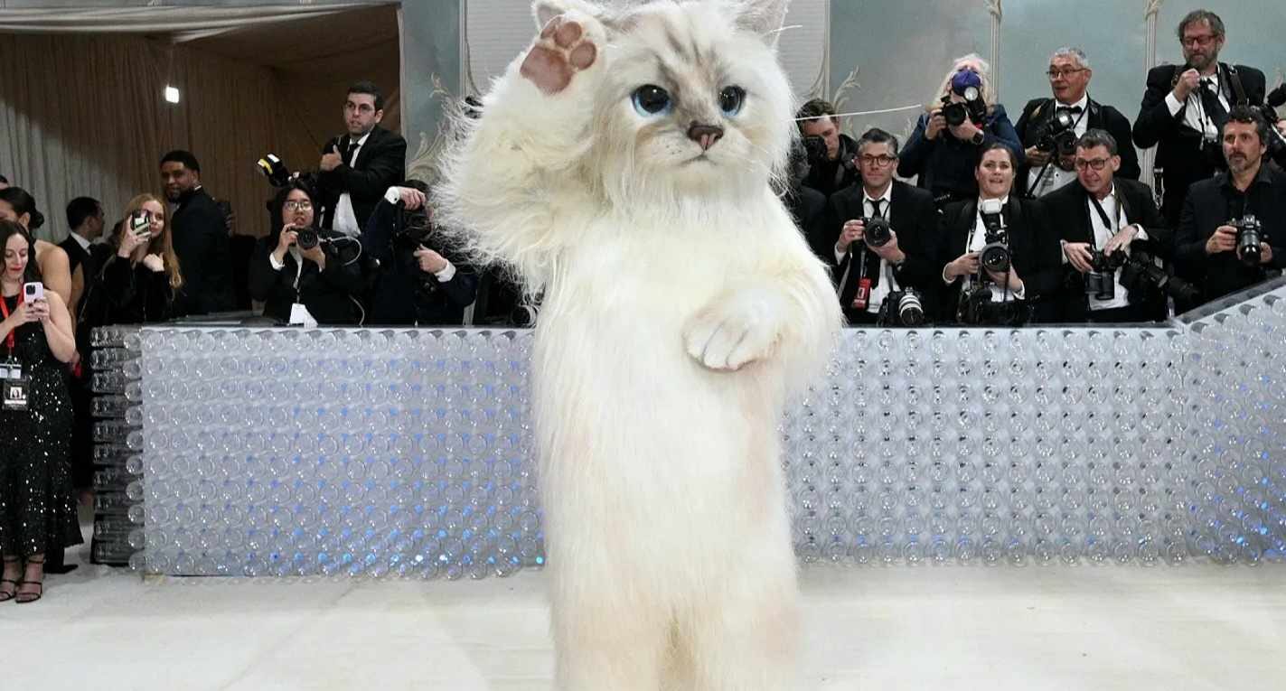 Jared Leto Comes to Met Gala 2023 Dressed as Karl Lagerfeld’s Cat/ Džared Leto na Met Gali 2023. u kostimu mačke Karl Lagerfilda