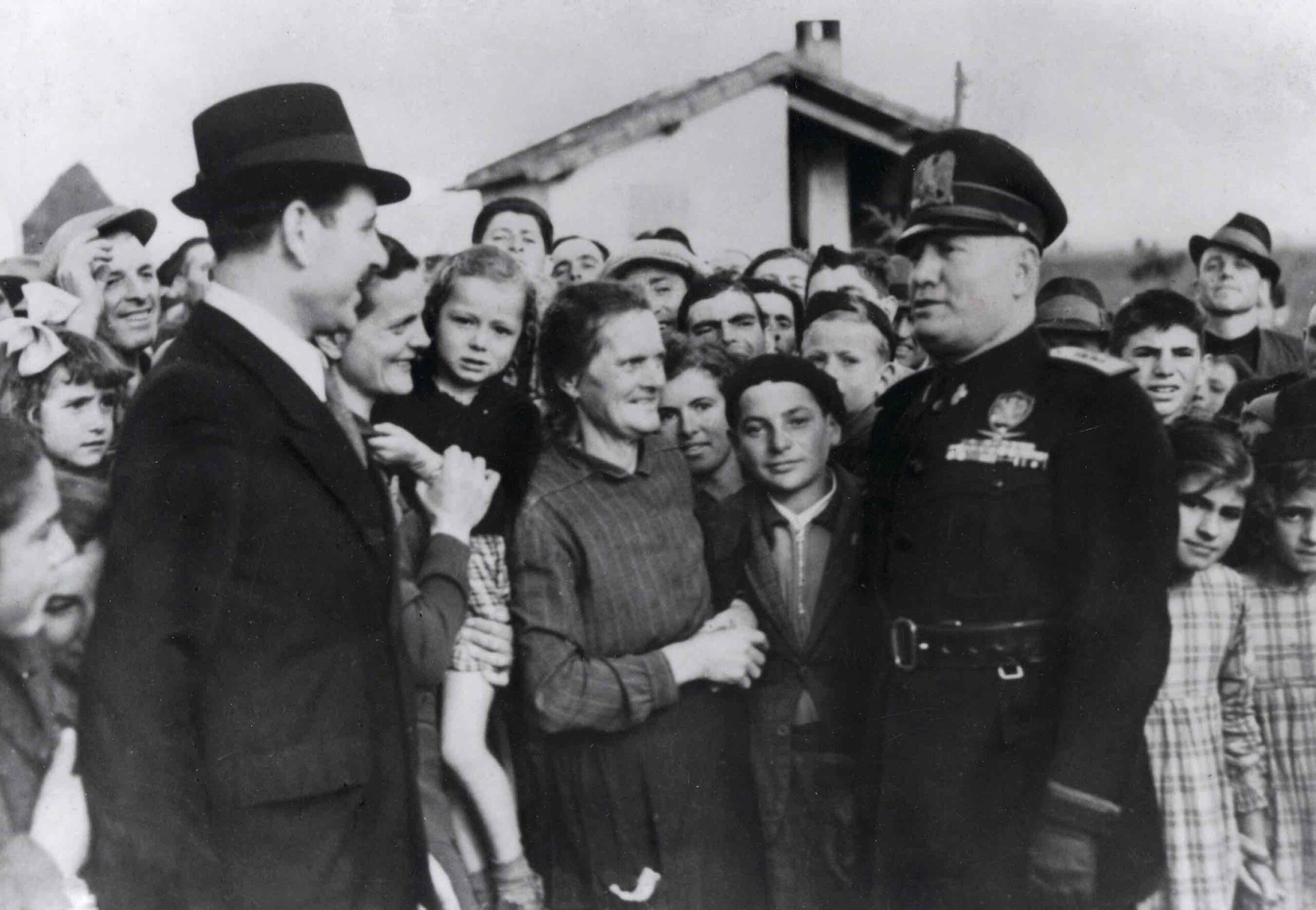 Južno od Alpa mit o Benitu Musoliniju kao velikom državniku koji je napravio par grešaka (savez sa Adolfom Hitlerom i rasni zakoni) u moru dobrih stvari, nažalost ima zabrinjavajuće mnogo pobornika, uključujući premijerku Đorđu Meloni/ Benito Musolini