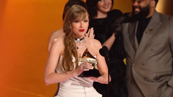 Američka muzička zvezda Tejlor Svift četvrti put zaredom osvojila Gremi nagradu za album godine i ušla u istoriju/ Gremi nagrade