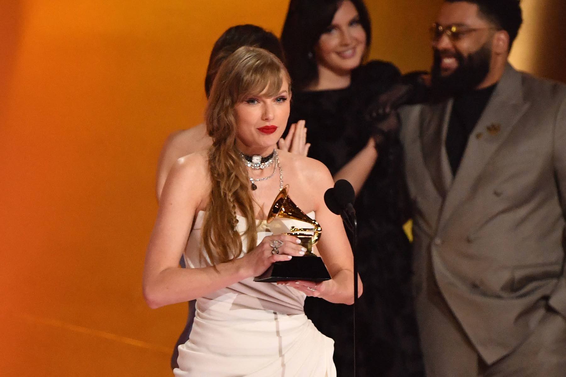 Američka muzička zvezda Tejlor Svift četvrti put zaredom osvojila Gremi nagradu za album godine i ušla u istoriju/ Gremi nagrade