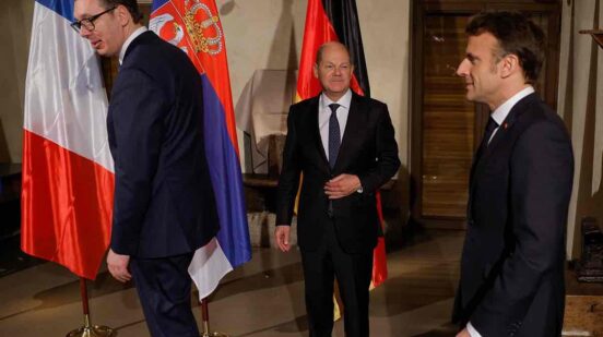 French President Emmanuel Macron (L) and Serbia's President Aleksandar Vucic