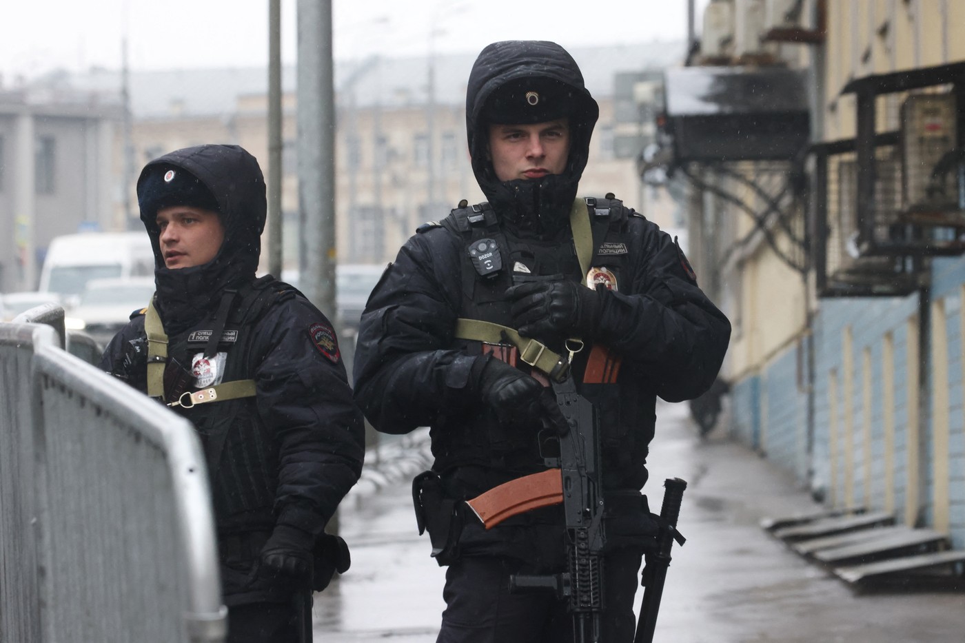 Naoružani ruski policajci/ Armored Russian police officers