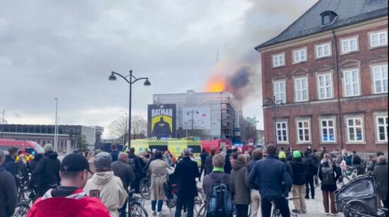 Veliki požar u Kopenhagenu/ Fire breaks out at Copenhagen’s old stock exchange