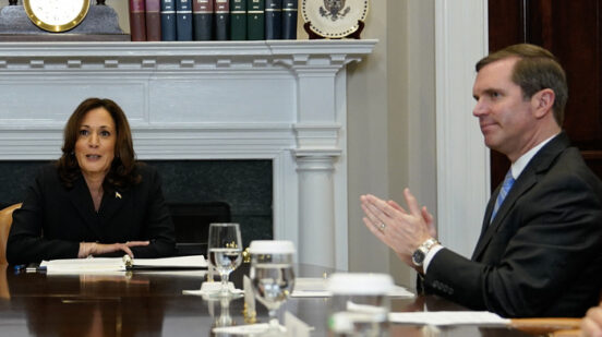 Guverner Kentakija Endi Bešer i Kamala Haris