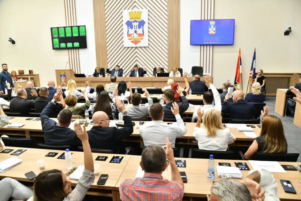 Odluke o milijardama i popustima: Skupština Beograda danas o bezbednosnom sistemu, novogodišnjoj rasveti i olakšicama za Infostan