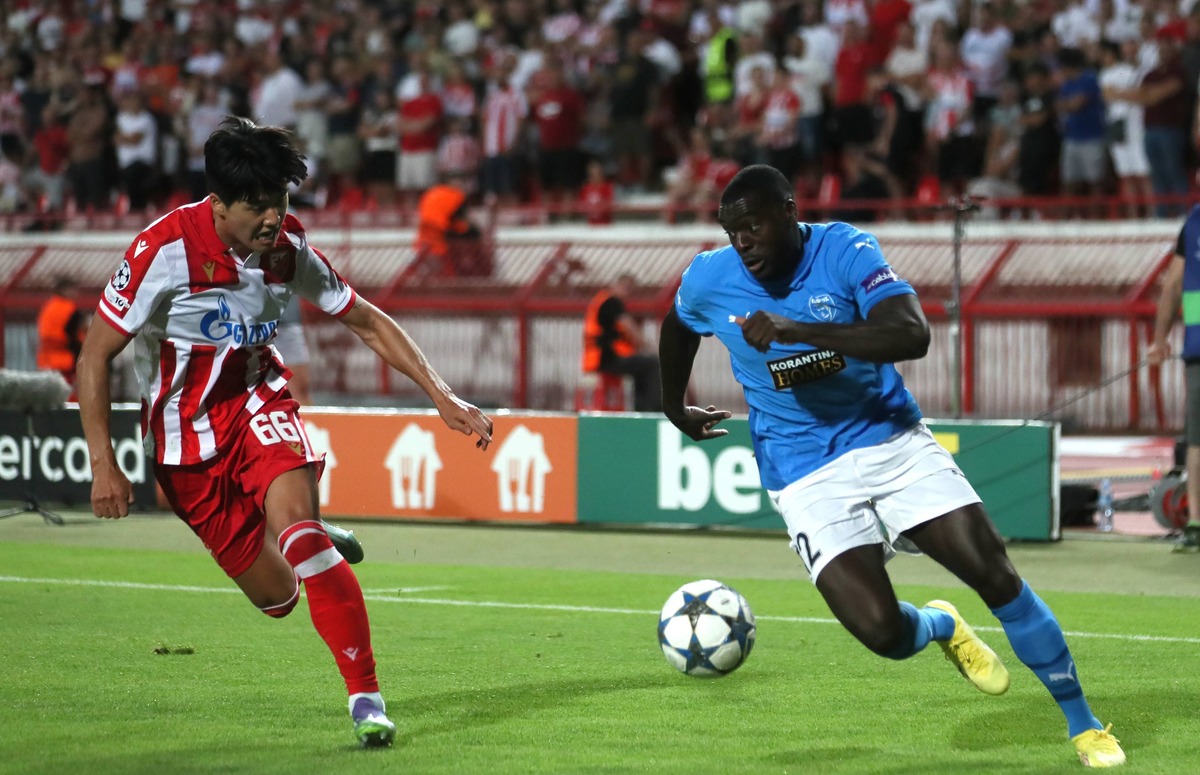 Fudbaleri Crvene Zvezde i Pafosa, u akciji tokom prve utakmice plej-ofa za Ligu sampiona, na stadionu 'Rajko Mitic' u Beogradu