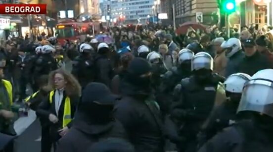 Policija za razbijanje demonstracija na protestu kod Rektorata