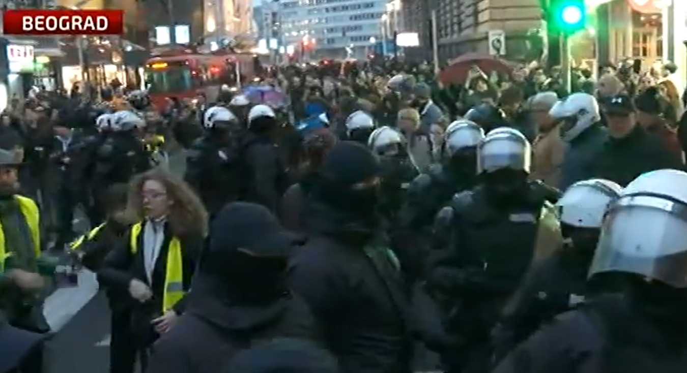 Policija za razbijanje demonstracija na protestu kod Rektorata