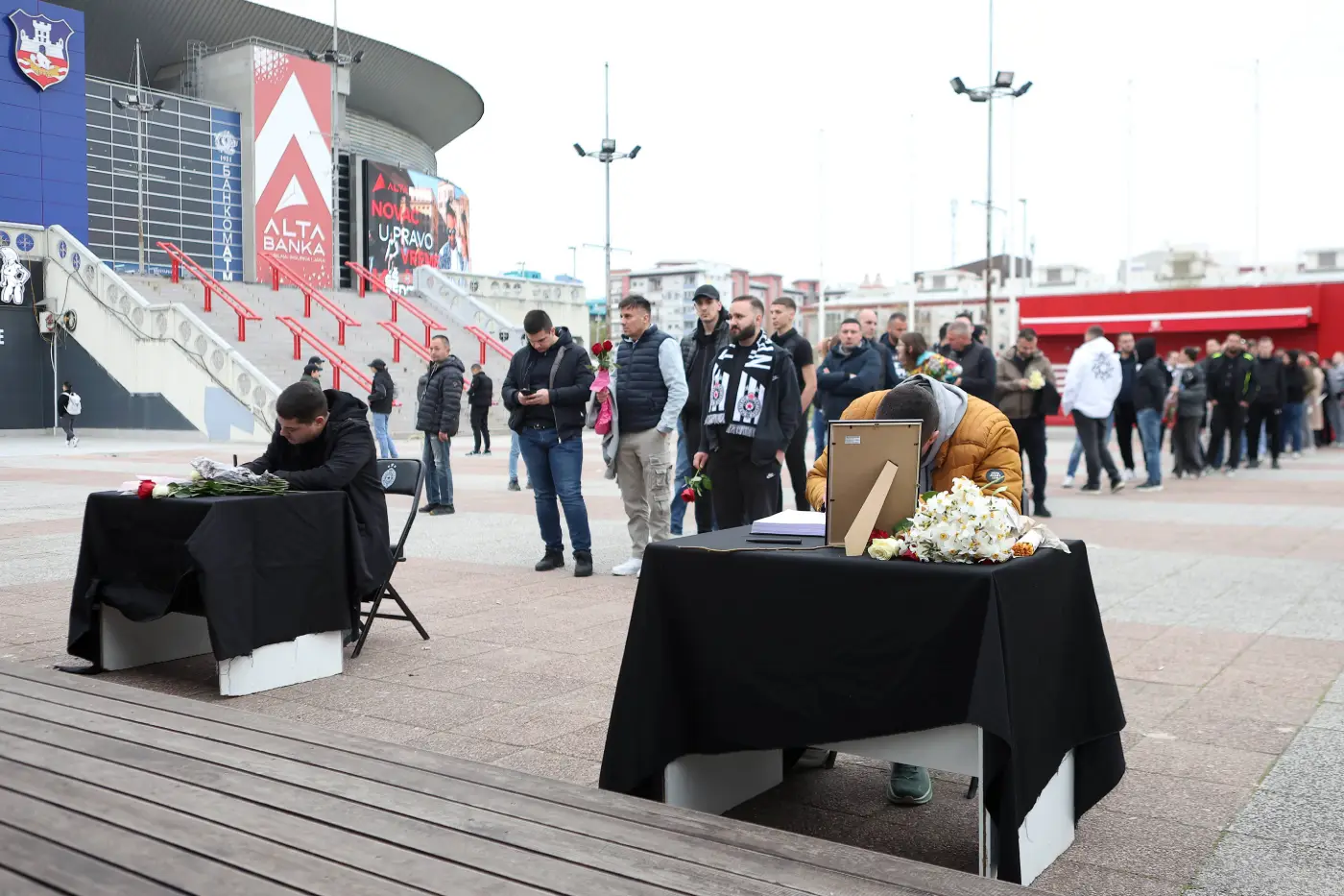 Upisivanje u knjigu žalosti ispred Beogradske arene
