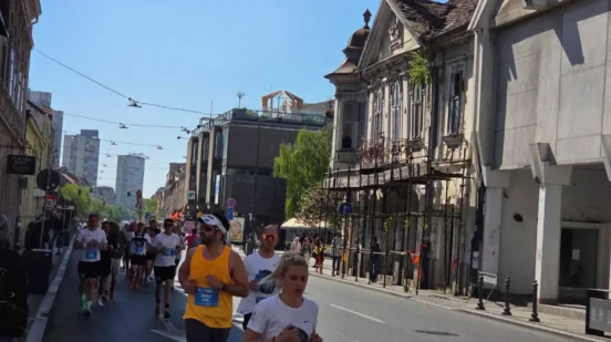 Učesnici Beogradskog maratona prolaze ulicama Zemuna