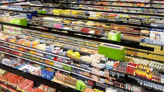 slika supermarketa sa izloženim proizvodima