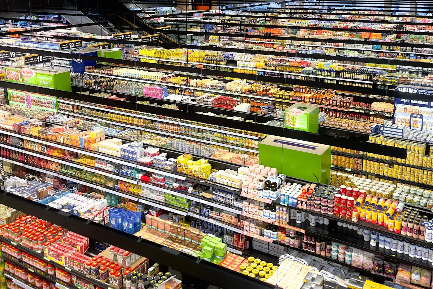 slika supermarketa sa izloženim proizvodima