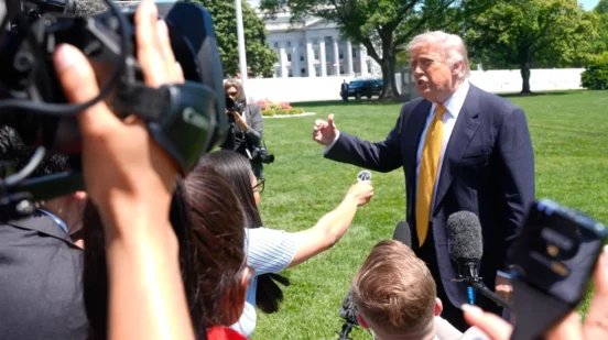 Donald Tramp daje izjave pred put u Kinu