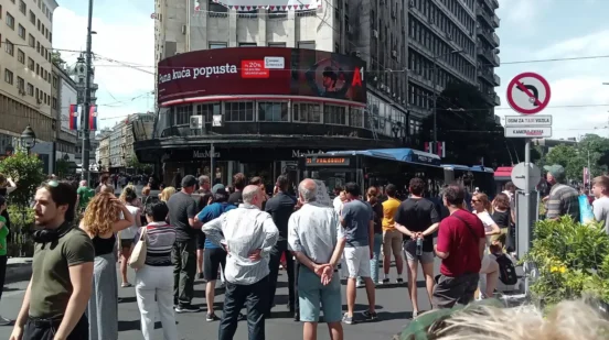 Građani blokiraju Kolarčevu tokom protesta zbog bilborda na "Albaniji"