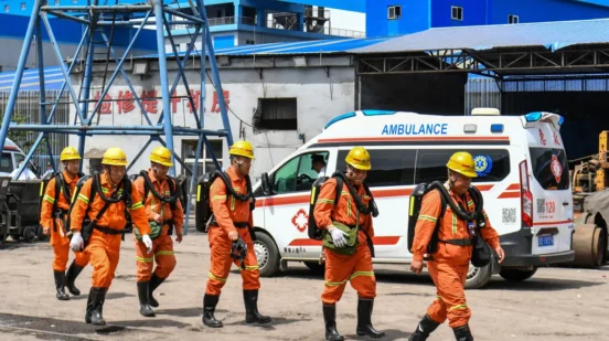China coal mine explosion, rescuers comming to help