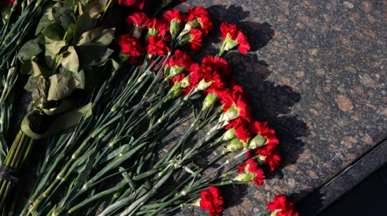cveće na spomeniku in memoriam