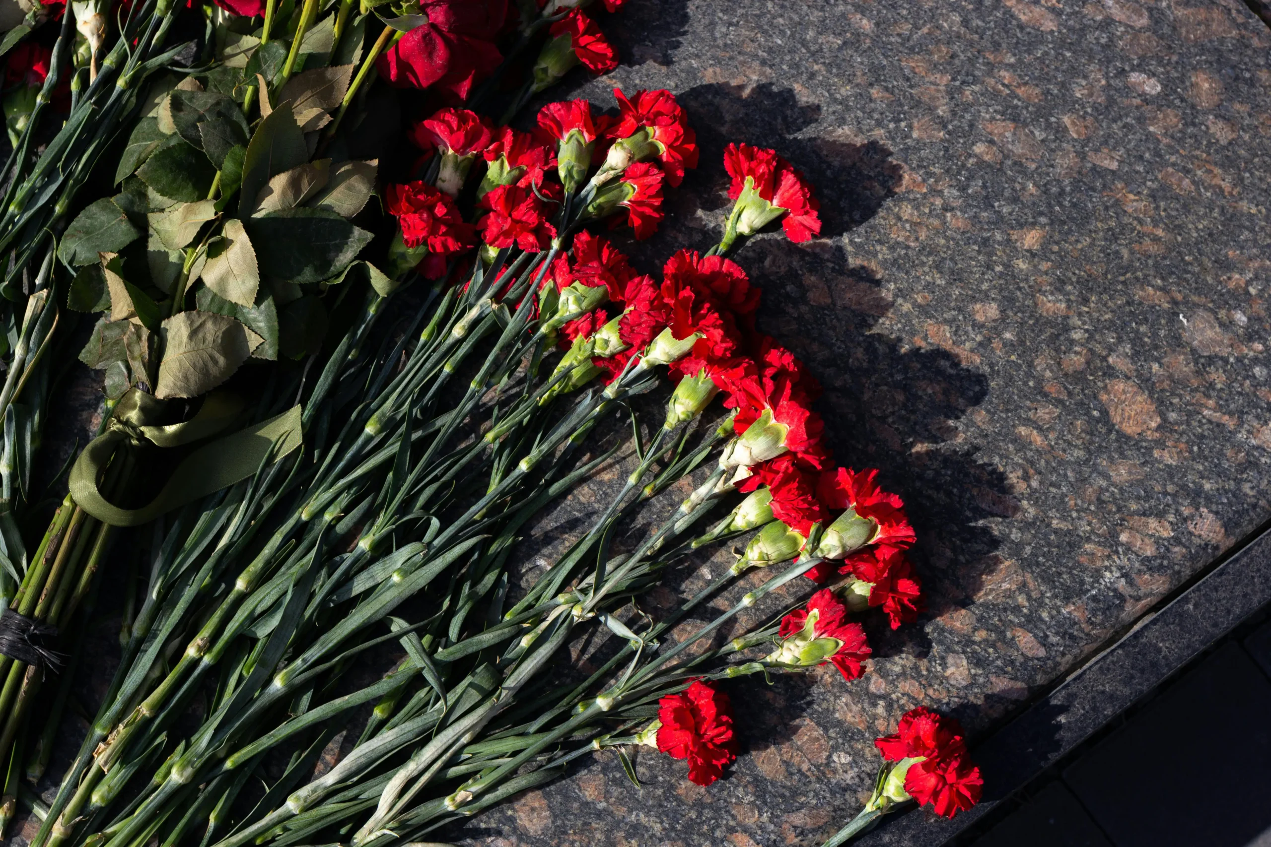 cveće na spomeniku in memoriam