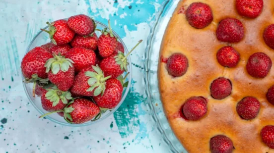 strawberry semolina yogurt cake