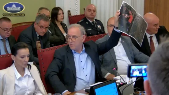 Zdravko Ponoš postavlja pitanja na sednici odbora u skupštini