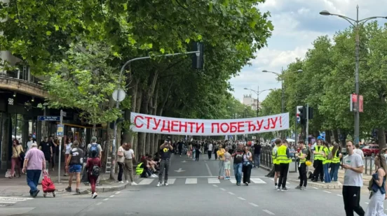 građani stižu na protest na Slaviji