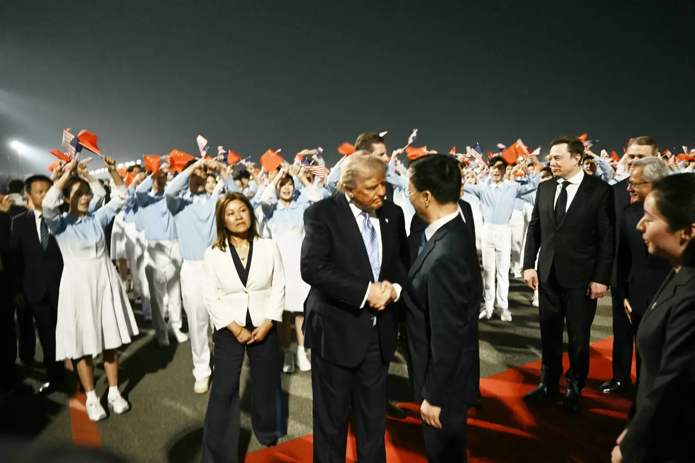 Vide president Han Zheng meets Trump at Beijing Airport
