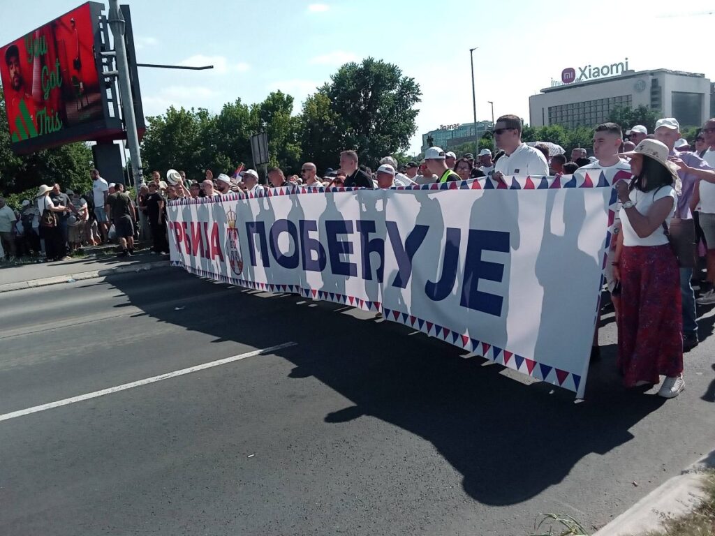 Počinje skup vlasti u Beogradu: Hiljade dovedenih iz cele Srbije okupilo se u centru Beograda