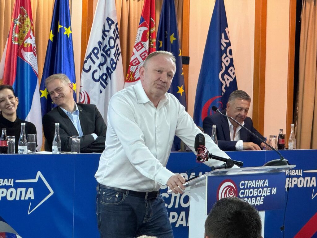 Đilas (SSP) doneo u Skupštinu registratore s presudama: Po najnovijoj Vučević plaća 200.000 dinara