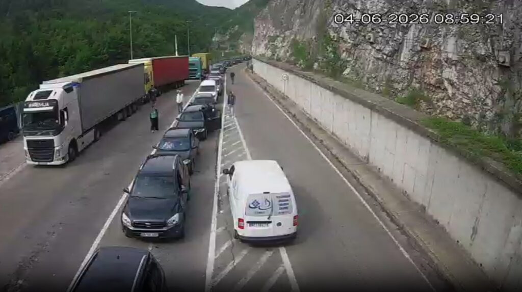 Kolone na graničnim prelazima sa Crnom Gorom: Čeka se na ulazak u Srbiju u Špiljanima, Gostunu i Jabuci