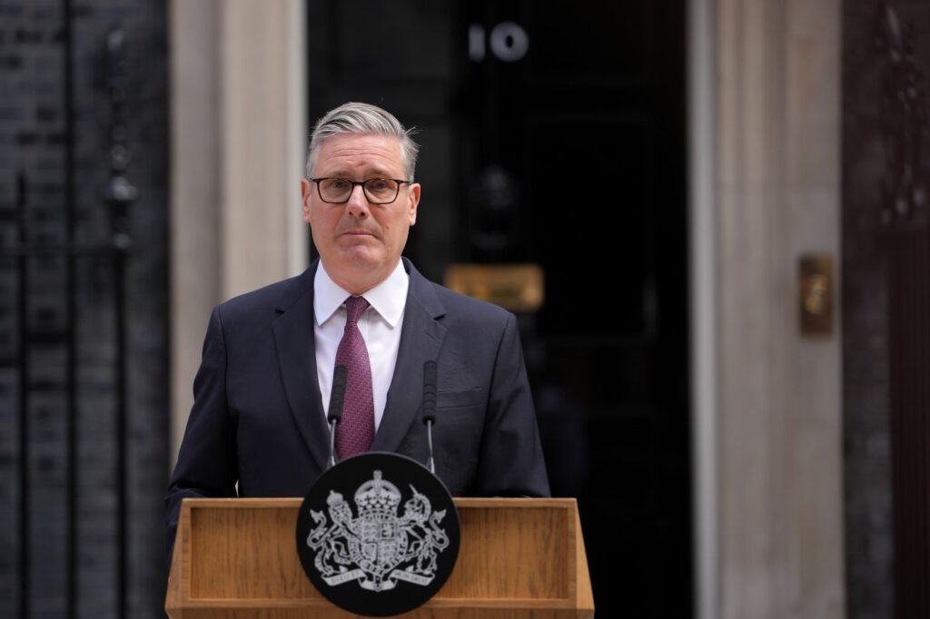 Kir Starmer podneo ostavku na mesto premijera Velike Britanije