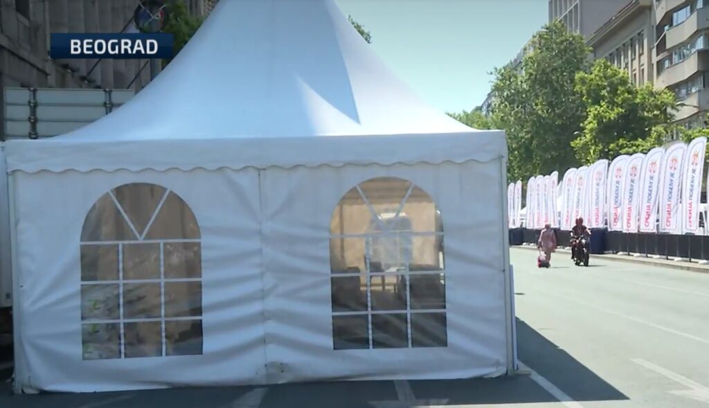 SNS danas organizuje miting u Beogradu: Postavljene metalne barijere, štandovi i bine