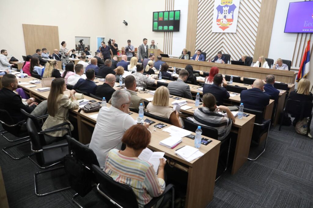 Sednica Skupštine Beograda prekinuta zbog upada za govornicu aktiviste iz Mirijeva