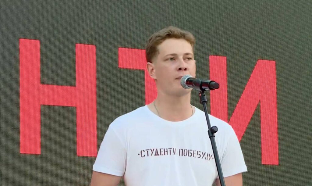 „Zemlja se brani istinom, ne glavom koja klima“: Ovo je ceo govor studenta uhapšenog nakon prošlogodišnjeg Vidovdanskog protesta