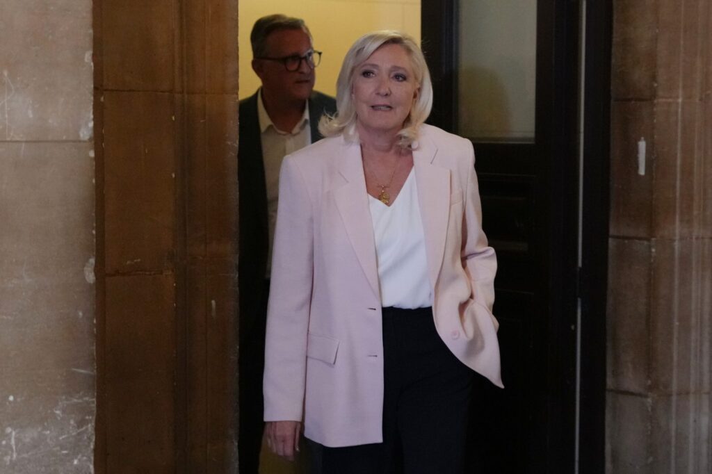 Le Pen ostaje osuđena za proneveru, ali će moći da se kandiduje za predsednicu Francuske