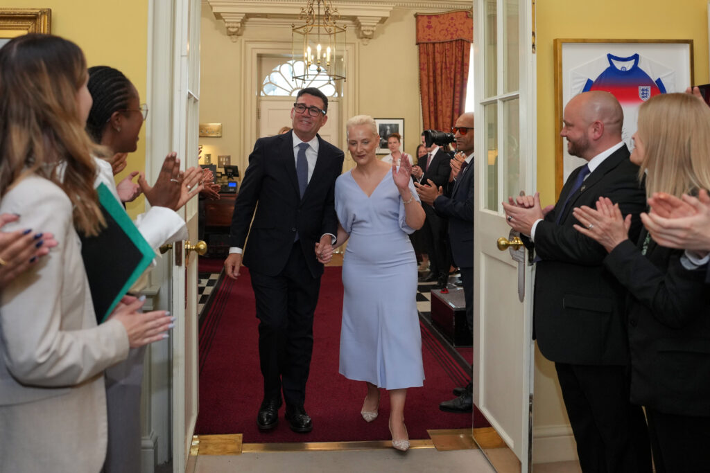 Britanski mediji: Ko je Mari-Frans van Hil, supruga novog premijera Endrua Bernama