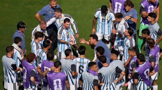 Argentina head coach Lionel Scaloni instructs his players during the World Cup final soccer match between Spain and Argentina in East Rutherford, N.J., near New York, Sunday, July 19, 2026. (AP Photo/Seth Wenig)