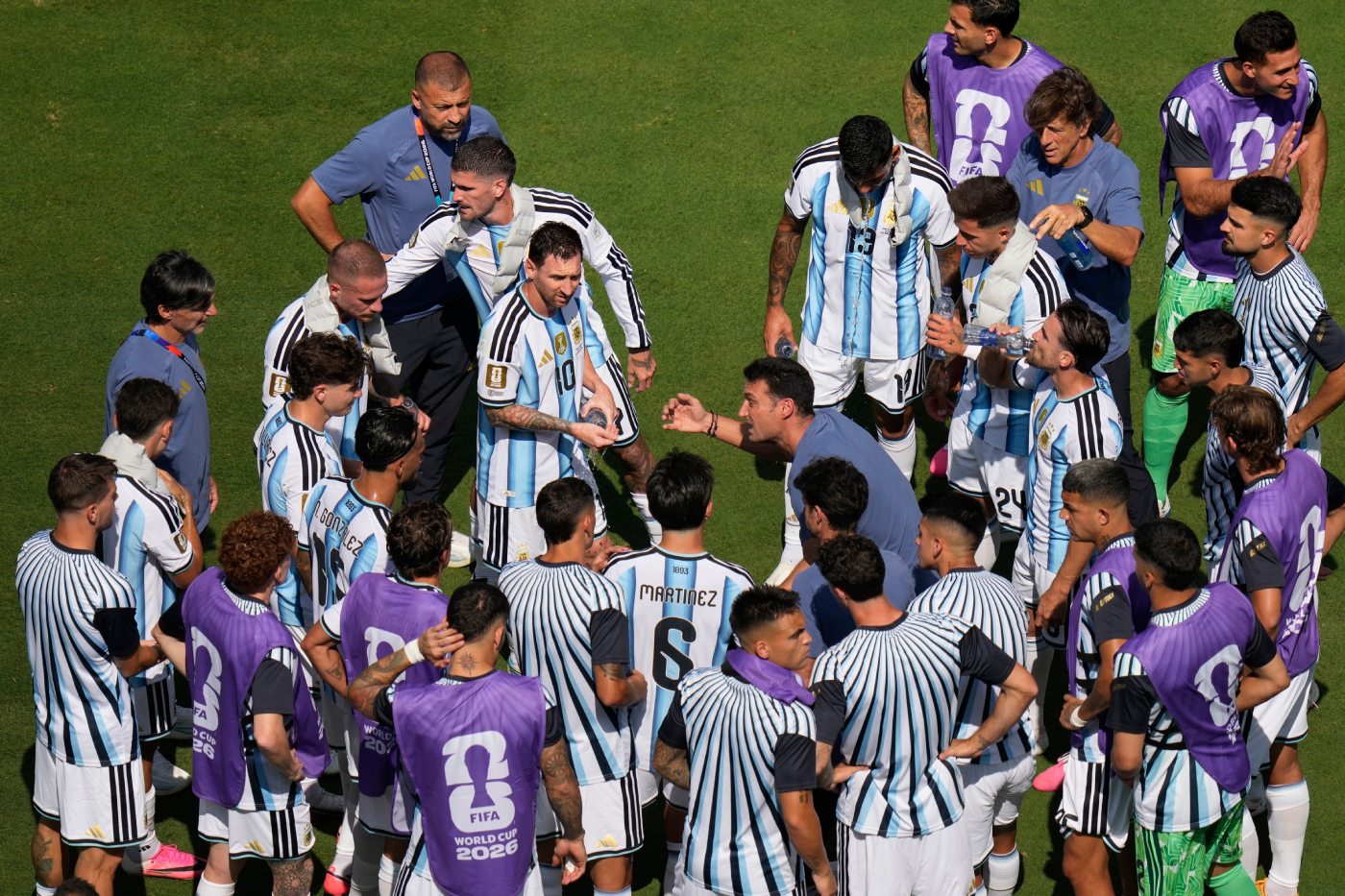 Argentina head coach Lionel Scaloni instructs his players during the World Cup final soccer match between Spain and Argentina in East Rutherford, N.J., near New York, Sunday, July 19, 2026. (AP Photo/Seth Wenig)