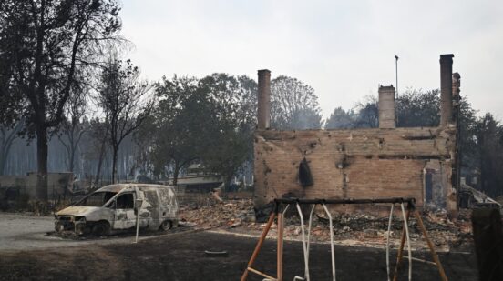 A view of a burned house and vehicle in Lanton, in the Lege-Cap-Ferret region, southwestern France, Saturday, July 25, 2026. (AP Photo/Emma Da Silva)