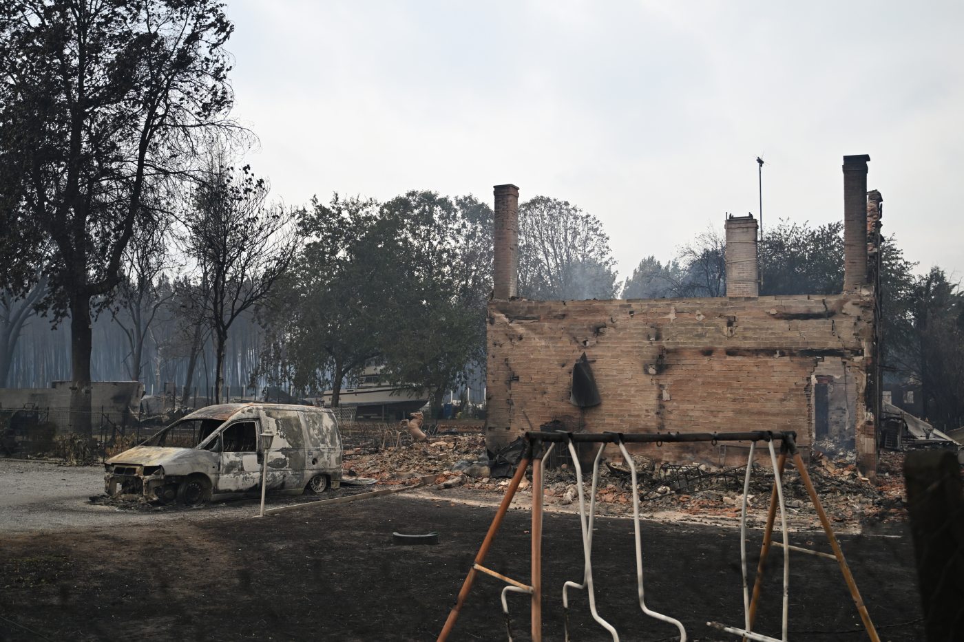 A view of a burned house and vehicle in Lanton, in the Lege-Cap-Ferret region, southwestern France, Saturday, July 25, 2026. (AP Photo/Emma Da Silva)
