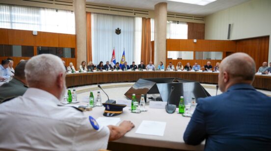 Beograd, 28.07.2026. - Potpredsednik Vlade i ministar unutrasnjih poslova i komandant Republickog staba za vanredne situacije Ivica Dacic predsedavao je danas sednicom Staba, na kojoj je razmatrana kriticna hidroloska situacija izazvana istorijski niskim vodostajem Dunava, njene posledice po funkcionisanje Hidrosistema Dunav-Tisa-Dunav i moguce mere za njihovo ublazavanje. (BETAPHOTO/MUP SRBIJE)