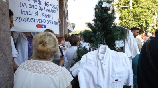 Beograd, 24.07.2026. - Radnici Apoteke Beograd odrzali su danas protest ispred Skupstine Grada Beograda, uoci zasedanja odbornika, sa zahtevima da im Grad Beograd isplati 16 zaostalih plata i da se zaustavi privatizacija te ustanove. (BETAPHOTO/MILAN OBRADOVIC)